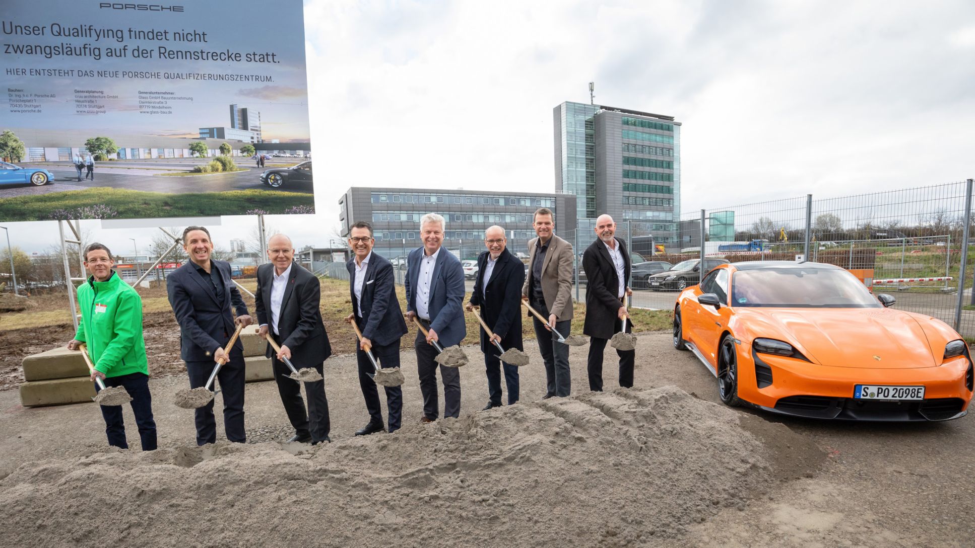 Björn Glass, Geschäftsführer Glass Bauunternehmung GmbH, René Ramann, Leiter Zentrales Bau-, Umwelt- & Energiemanagement Porsche AG, Martin Bernhard, Bürgermeister Tamm, Alexander Pollich, CEO Porsche Deutschland GmbH, Jürgen Kessing, Oberbürgermeister Bietigheim-Bissingen, Karsten Sohns, CFO Porsche Deutschland GmbH, Michael Wolf, Baubürgermeister Bietigheim-Bissingen, Markus Mehwald, Geschäftsführer cruu architecture (Architekturbüro), (l-r), Offizieller Spatenstich Porsche Qualifizierungszentrum, Bietigheim-Bissingen, 2024, Porsche AG