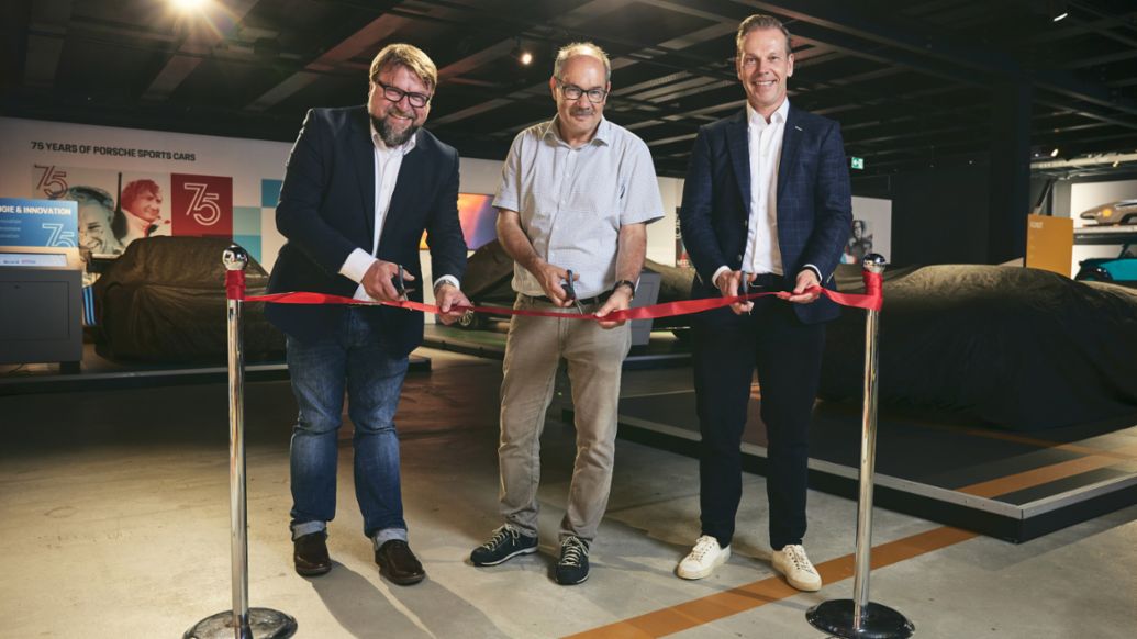 Christoph Emde (Kurator Aussenpräsentationen Porsche Heritage und Museum), Daniel Geissmann (Leiter Ausstellung und Sammlung, Verkehrshaus der Schweiz) und Michael Glinski (CEO Porsche Schweiz AG), 2023, Porsche Schweiz AG