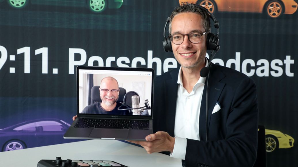 Michael „Curse“ Kurth, Sebastian Rudolph, Leiter Öffentlichkeitsarbeit, Presse, Nachhaltigkeit und Politik der Porsche AG, l-r, 9:11 Podcast, 2022, Porsche AG