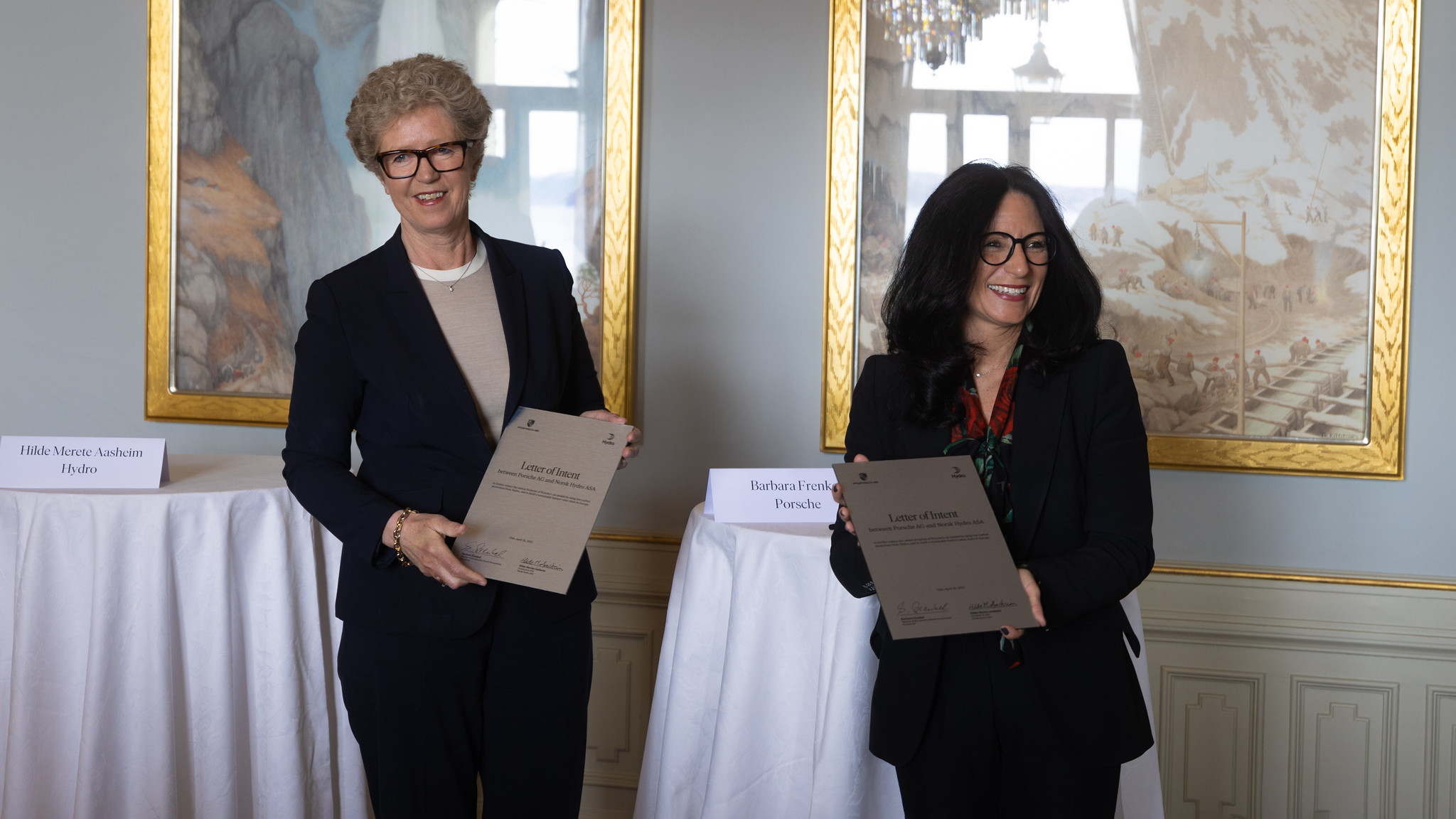 Hilde Merete Aasheim, Presidenta y Directora General de Hydro, y Barbara Frenkel, miembro del Consejo de Dirección de Porsche AG como responsable de Compras (i-d), 2023, Porsche AG