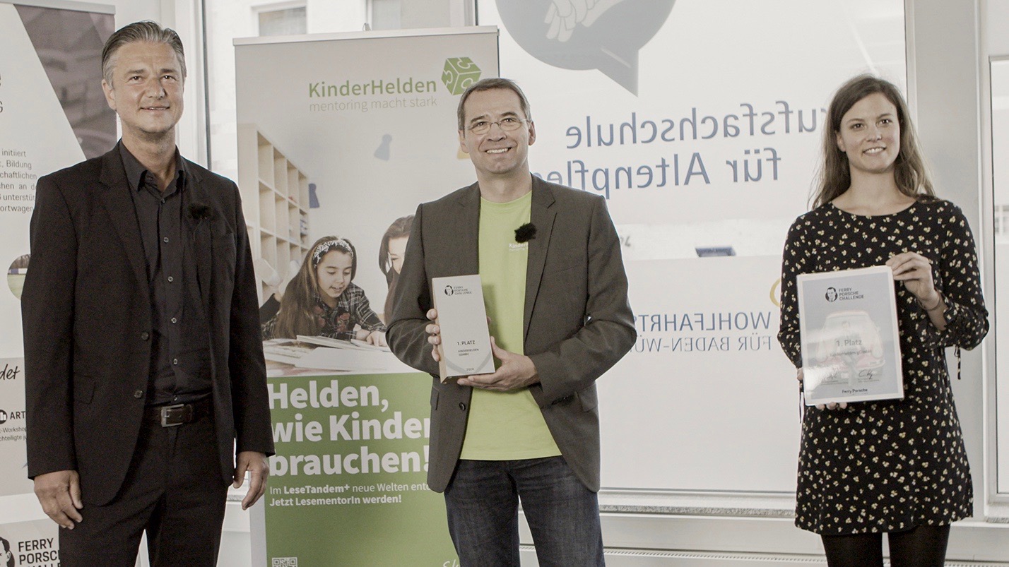 Lutz Meschke, Finanzvorstand der Dr. Ing. h.c. F. Porsche AG, Mitglieder der KinderHelden gGmbH, l-r, 2020, Porsche AG