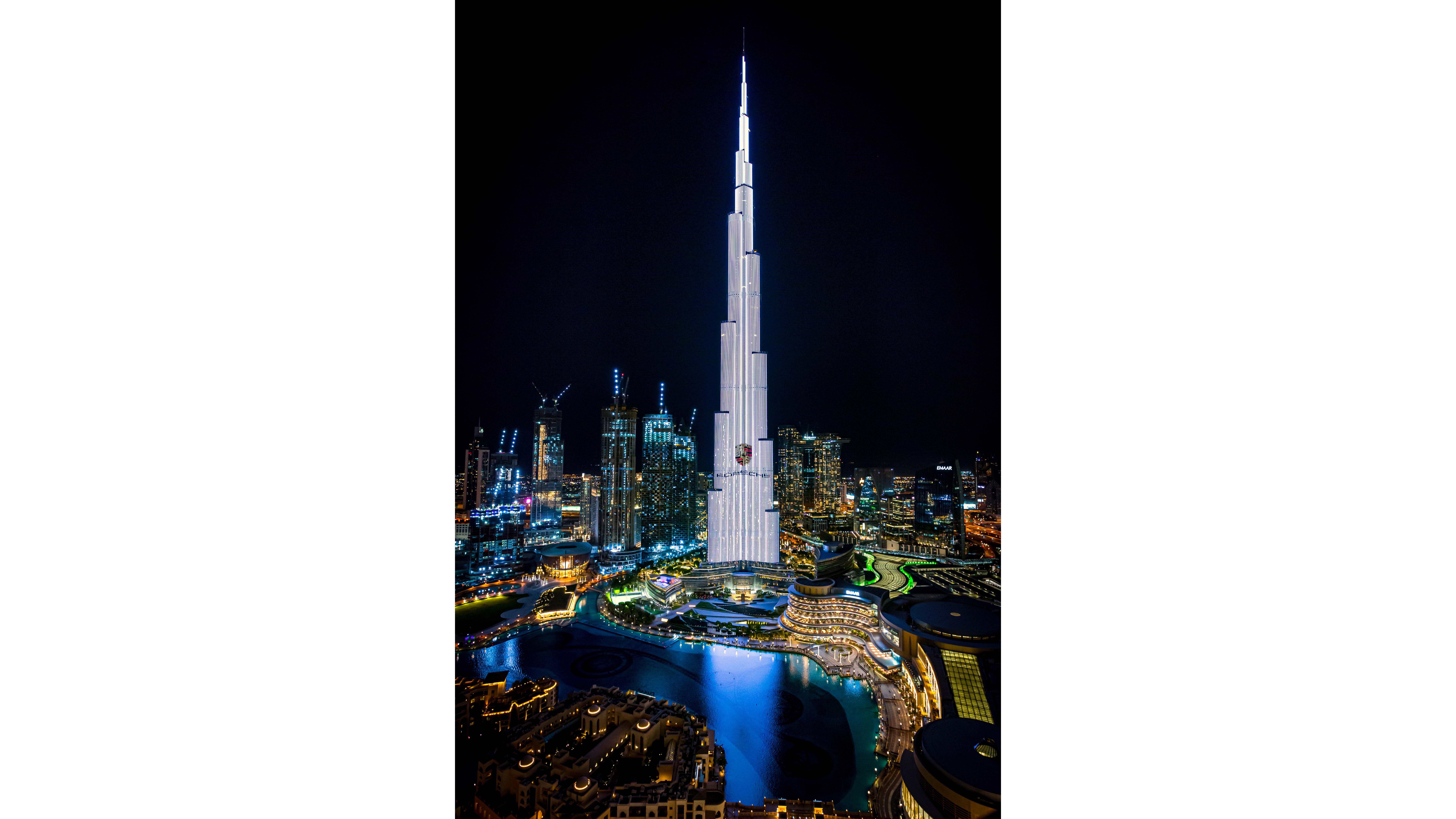 Animación de la fachada del edificio Burj Khalifa, Dubai, Emiratos Árabes Unidos, 2020, Porsche AG