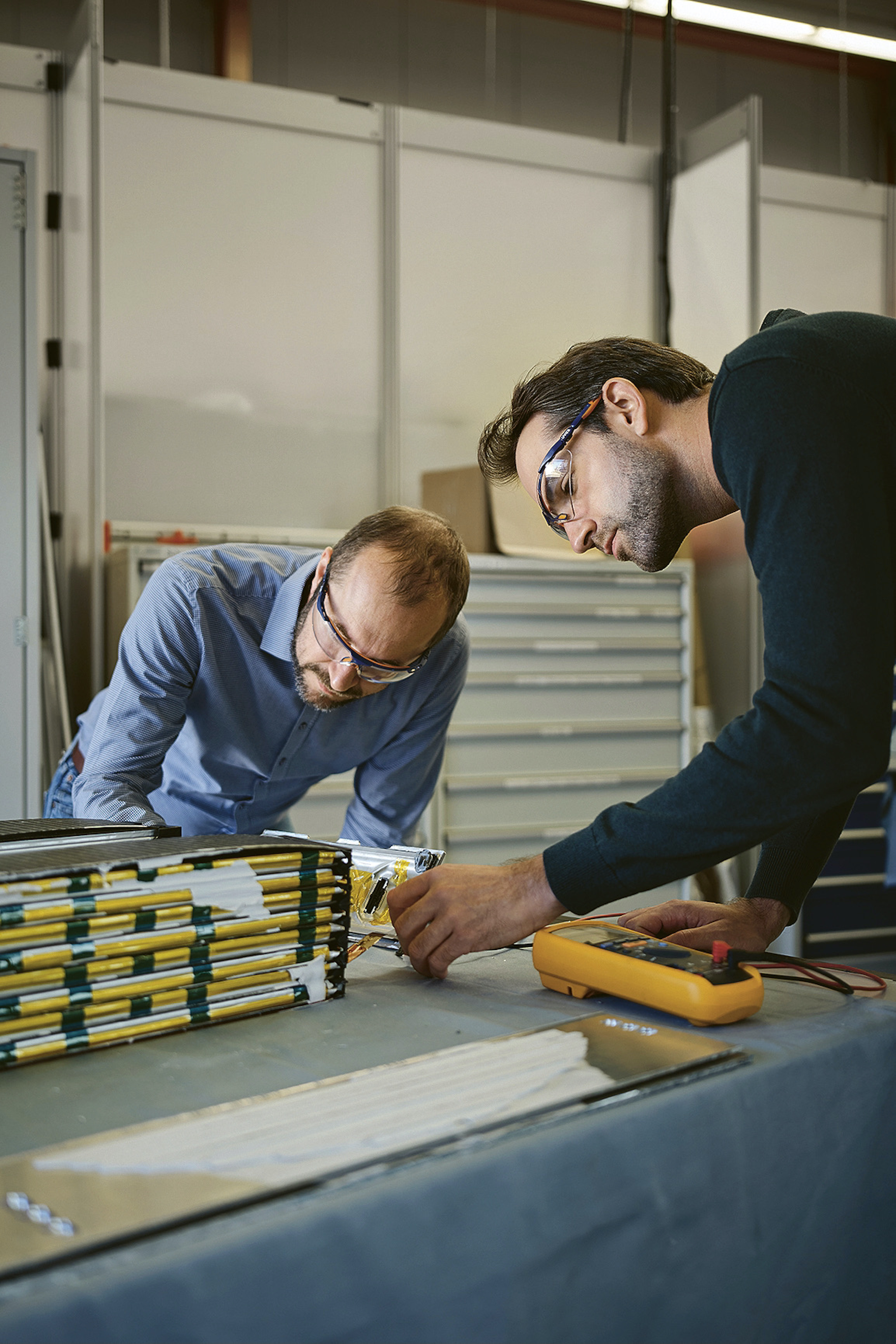 Dr. Ulrich Lange, Fachprojektleiter Hochvoltbatterien bei Porsche Engineering, Dirk Pilling, Entwicklungsingenieur Hochvoltbatterien bei Porsche Engineering, l-r, 2023, Porsche AG