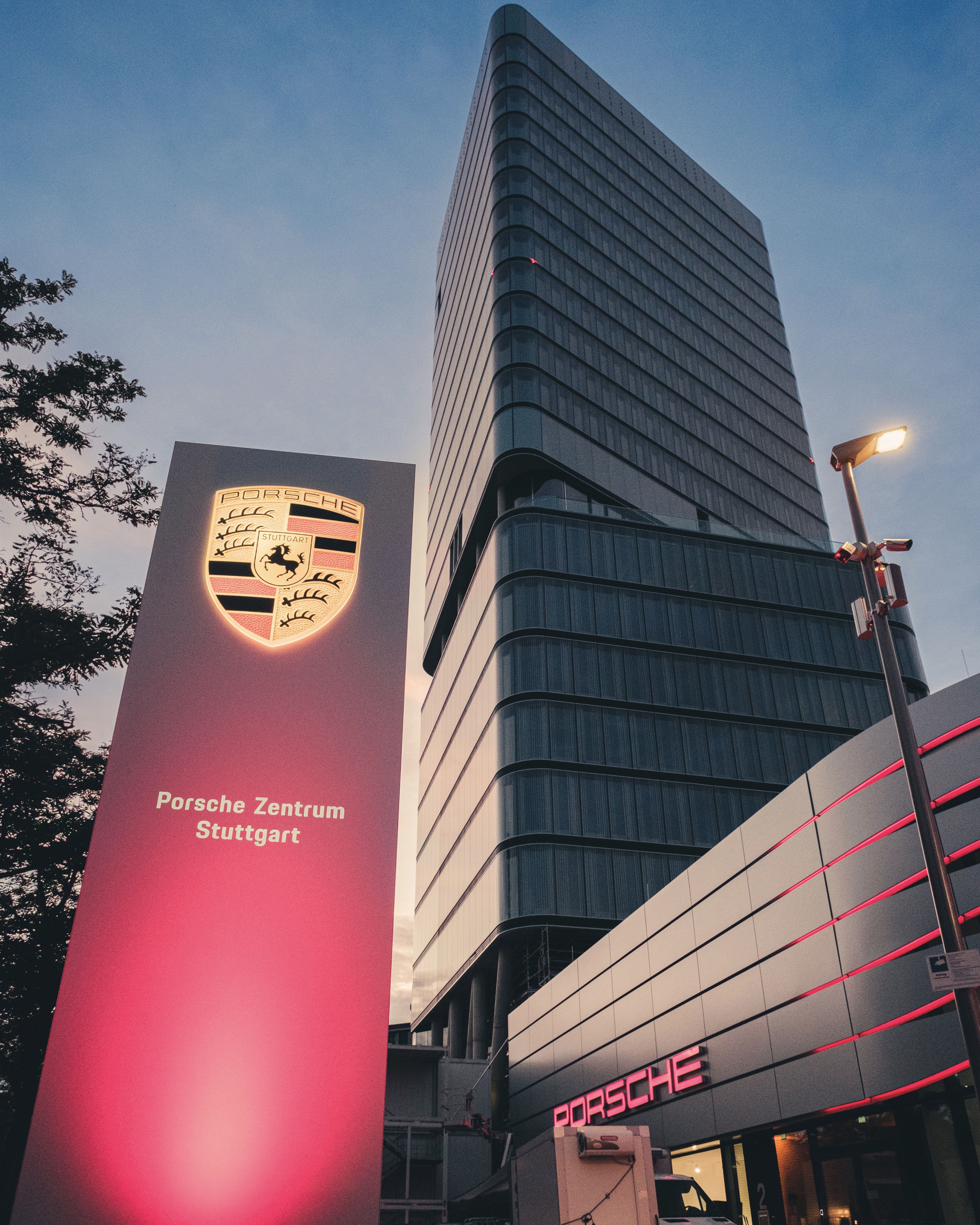 Porsche Zentrum Stuttgart am Pragsattel, 2022, Porsche Deutschland GmbH 