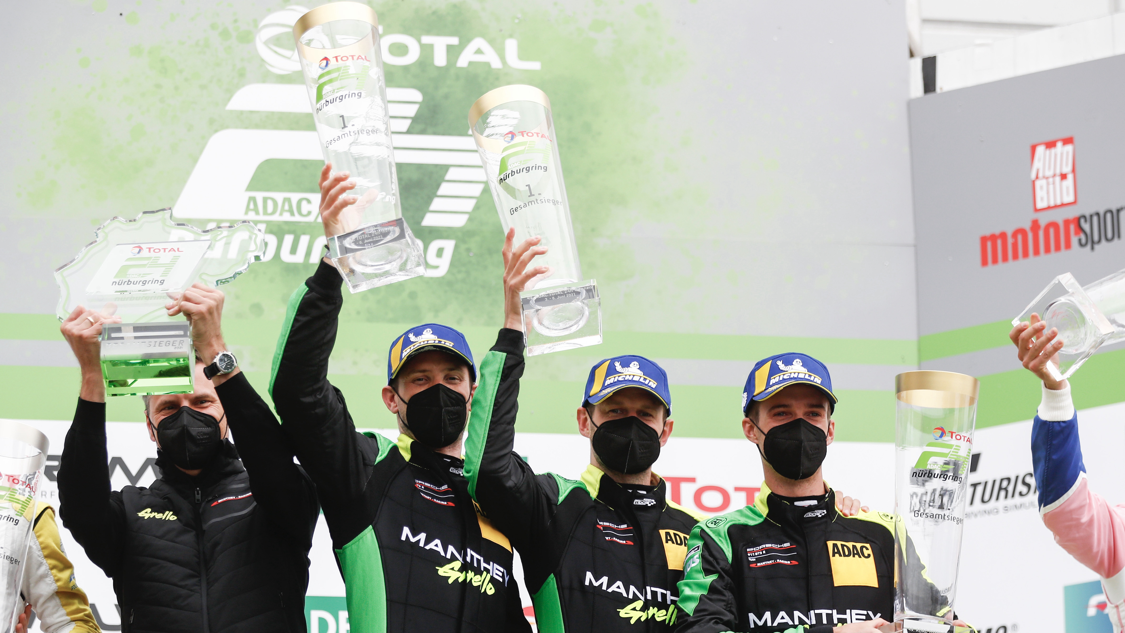 Manthey-Racing, Martin Raeder (Geschäftsführer Manthey-Racing), Kevin Estre, Matteo Cairoli, Michael Christensen (l-r), 24-Stunden-Rennen Nürburgring, Rennen, Deutschland, 2021, Porsche AG